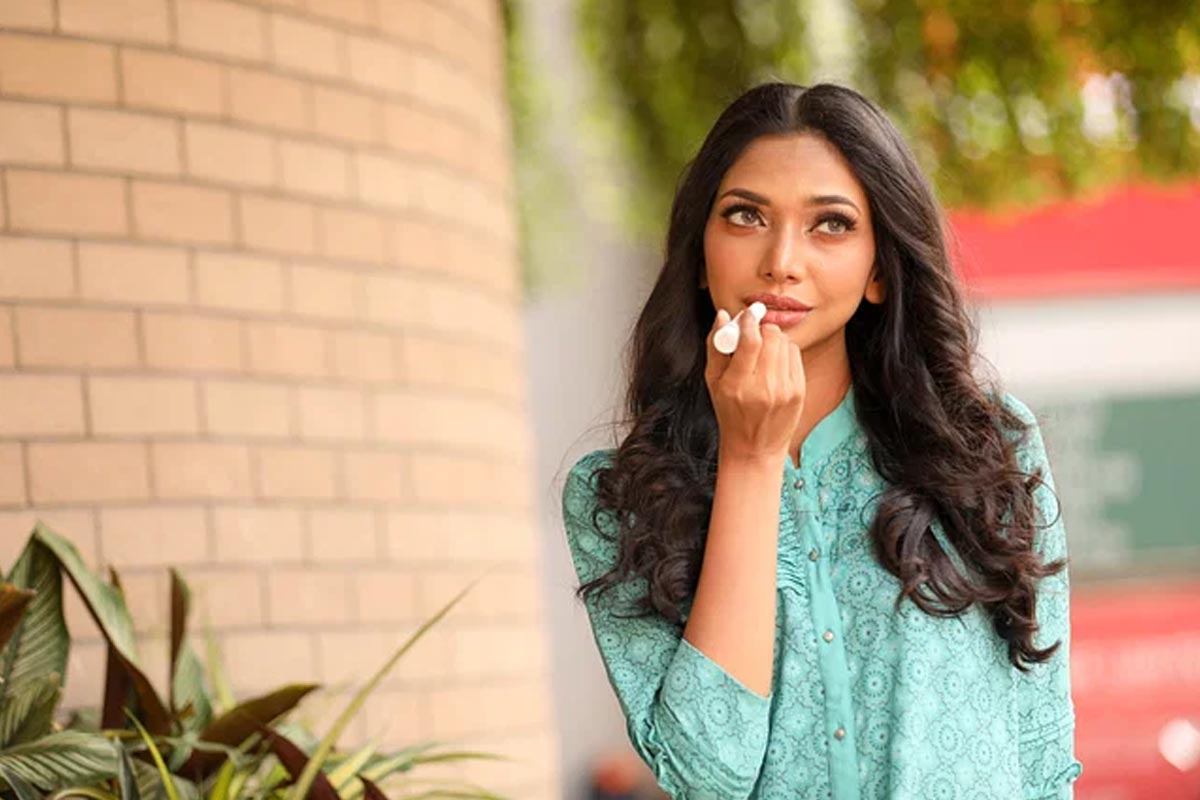 শীতে কেন অর্গানিক লিপবাম ব্যবহার করবেন?আগে শুধু শীতে ফাটলেও এখন বছরজুড়েই ফাটে ঠোঁট। এ অংশে তেল গ্রন্থি না থাকায় এটা শুষ্কও দেখায়