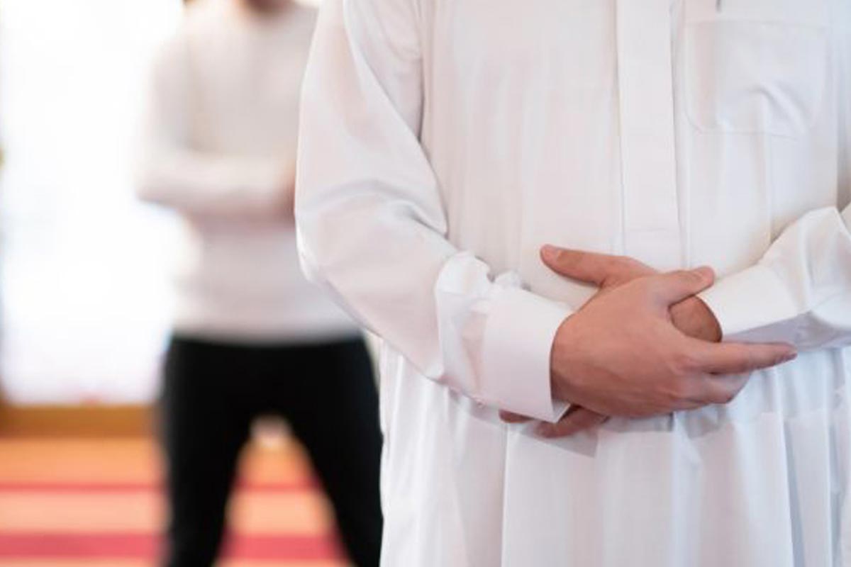 অশুদ্ধ তিলাওয়াতকারী ইমামের পেছনে নামাজ হবে?