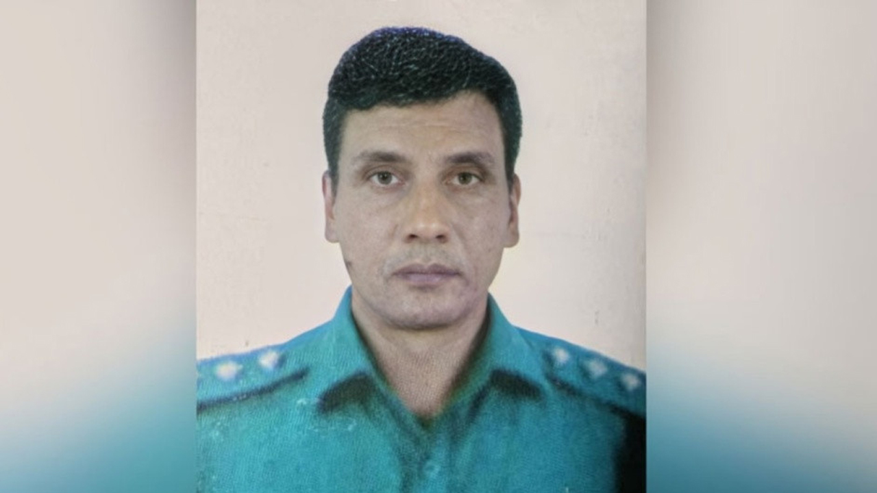 বিএসএফের হাতে আ'ট'ক পুলিশ কর্মকর্তার পরিচয় মিলেছে ছিলেন পলাতক