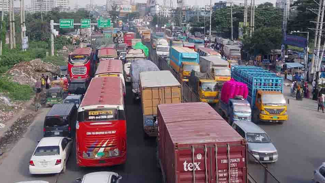 ট্রাক রেখে ঘুমিয়ে পড়েন চালকরা তীব্র যানজট