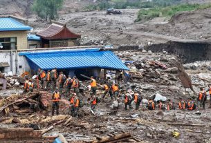 চীনের গানসু প্রদেশে আকস্মিক বন্যায় ১৫ নিহত ২৮ নিখোঁজ