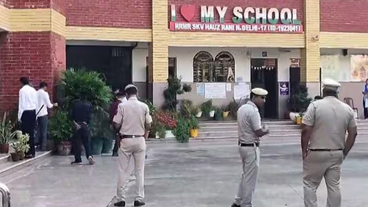 দিল্লির ৫০টিরও বেশি স্কুলে বো'মা হা'ম'লা'র হু'ম'কি তল্লাশি অভিযান চলছে