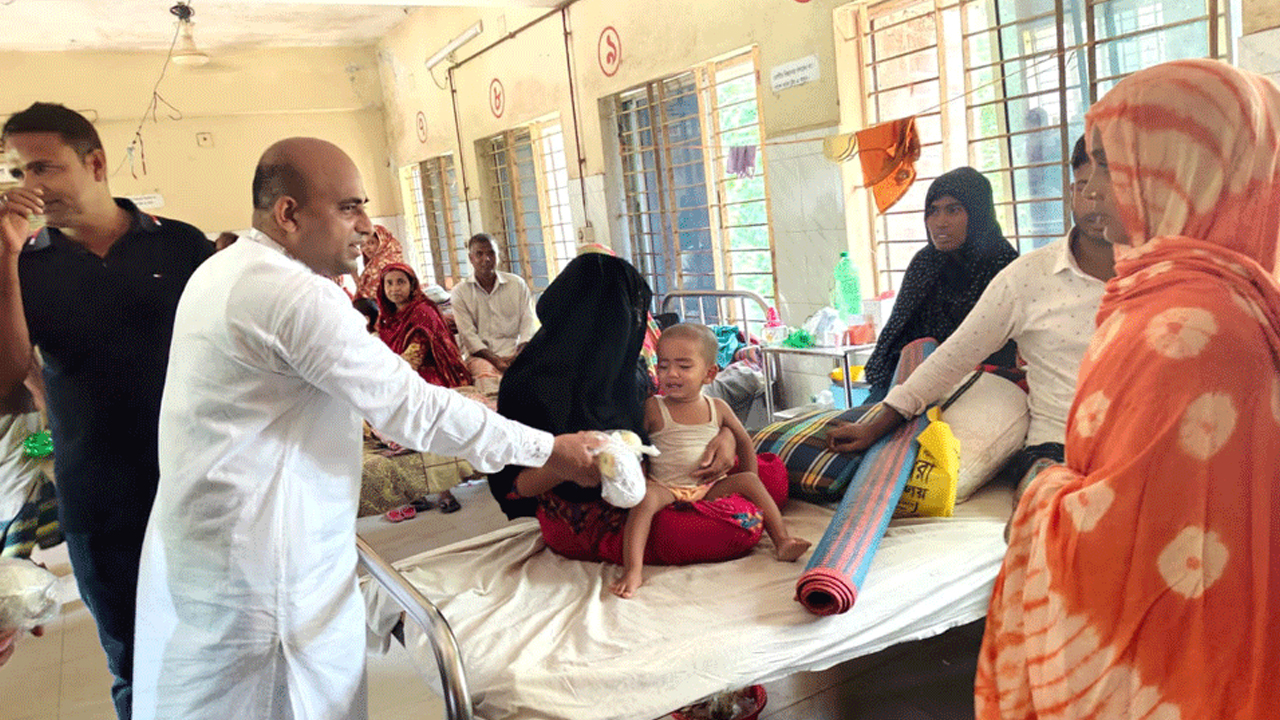 হাসপাতালে রোগীদের মাঝে খাবার বিতরণ তারেক রহমানের পক্ষ থেকে