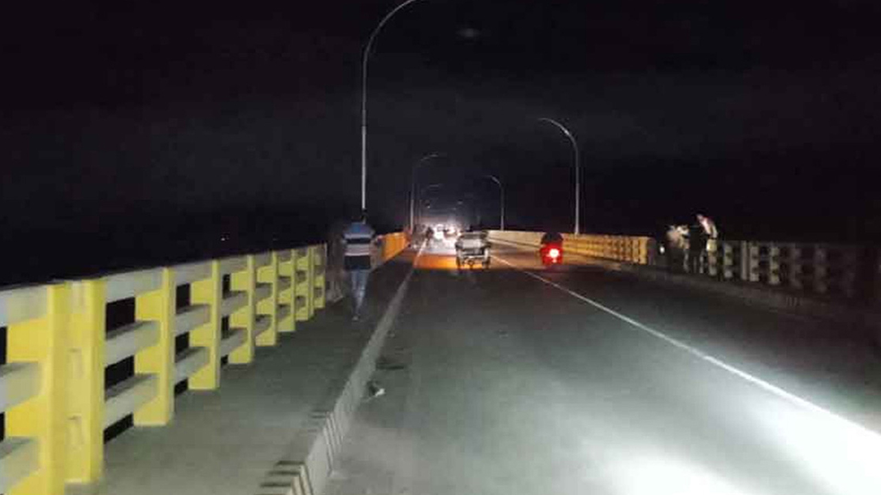 ভাসানী সেতুতে মোটরসাইকেল-অটোভ্যান সংঘর্ষে দুই যুবক আ'হ'ত