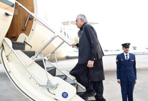 “১৩ বছর পর পাকিস্তানি পররাষ্ট্রমন্ত্রী ইসহাক দার ঢাকায় পৌঁছেছেন”