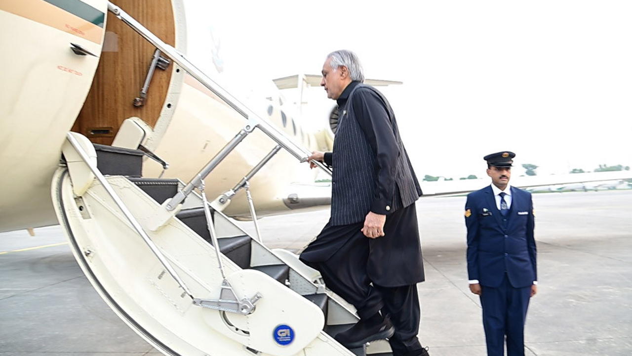 “১৩ বছর পর পাকিস্তানি পররাষ্ট্রমন্ত্রী ইসহাক দার ঢাকায় পৌঁছেছেন”