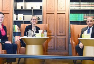 ব্রিটিশ হাইকমিশনার সারাহ কুকের সঙ্গে প্রধান বিচারপতি ড. সৈয়দ রেফাত আহমেদের সৌজন্য সাক্ষাৎ