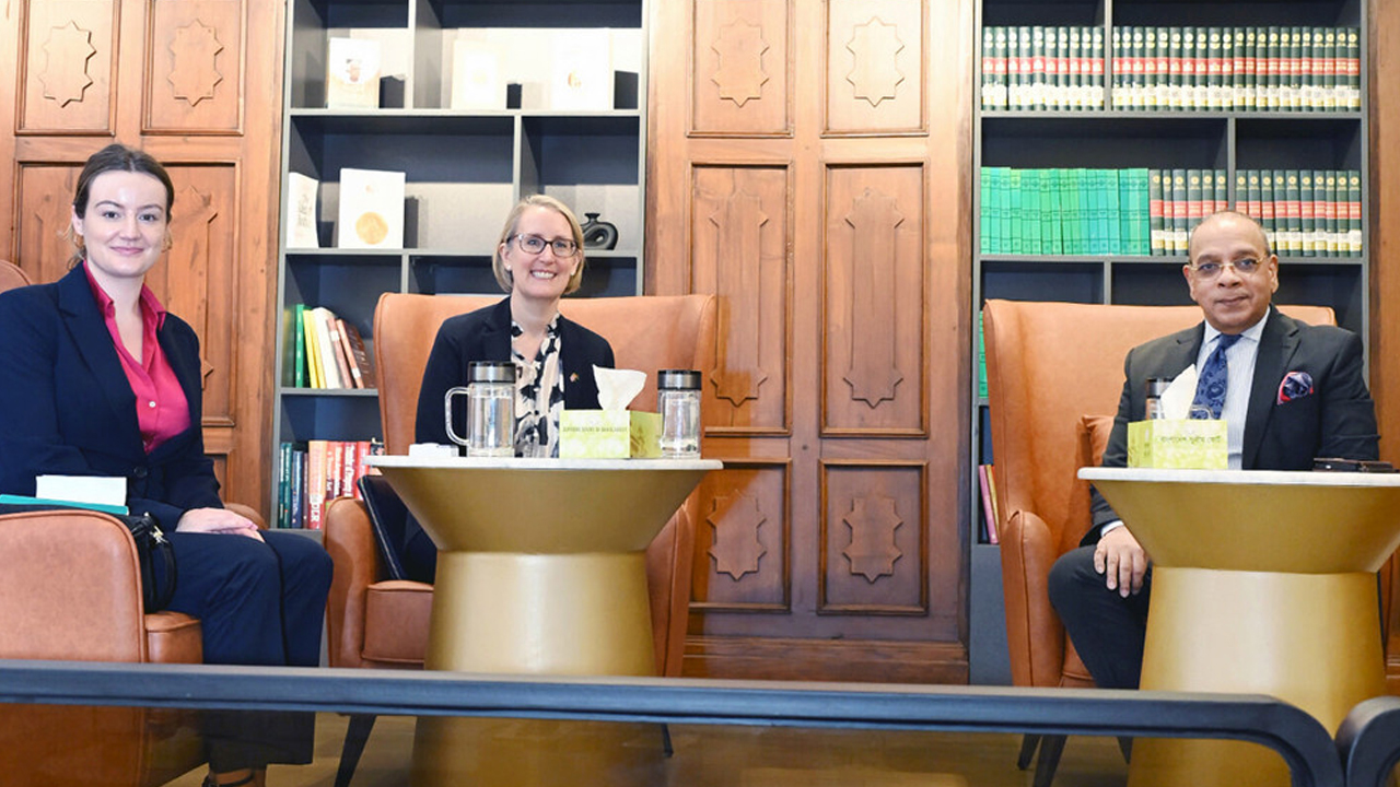 ব্রিটিশ হাইকমিশনার সারাহ কুকের সঙ্গে প্রধান বিচারপতি ড. সৈয়দ রেফাত আহমেদের সৌজন্য সাক্ষাৎ