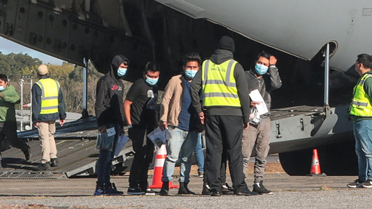 ট্রাম্পের দ্বিতীয় মেয়াদে সাত মাসে ২ লাখের বেশি অভিবাসী বিতাড়ন করেছে আইস