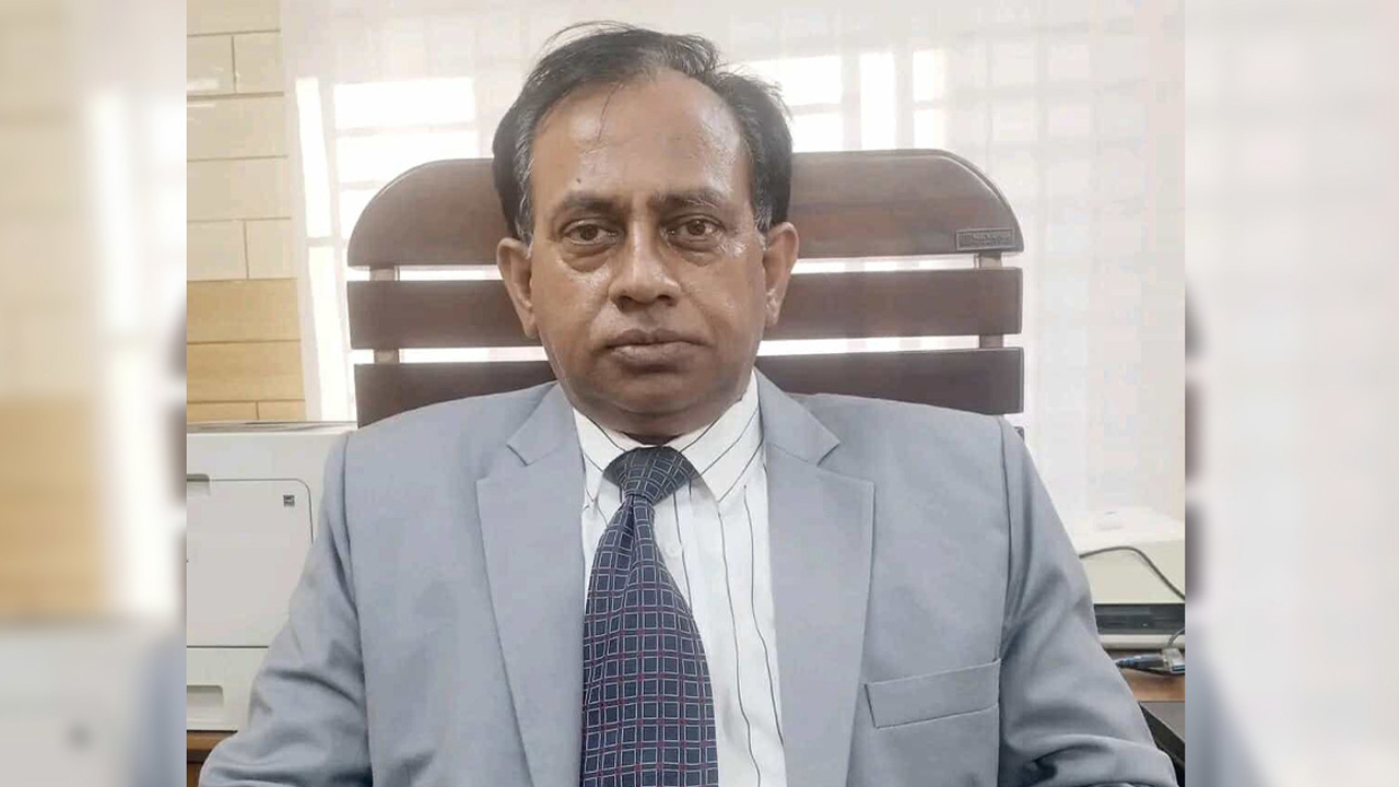 ১৭ বিয়ে করা সেই বন কর্মকর্তাকে হেফাজতে নিয়েছে পুলিশ