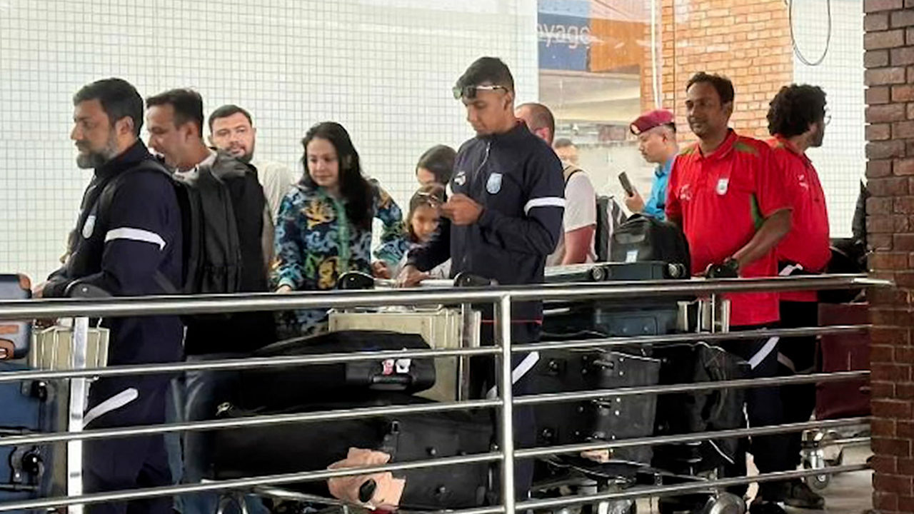 নেপাল থেকে দেশে ফিরেছে বাংলাদেশ ফুটবল দল