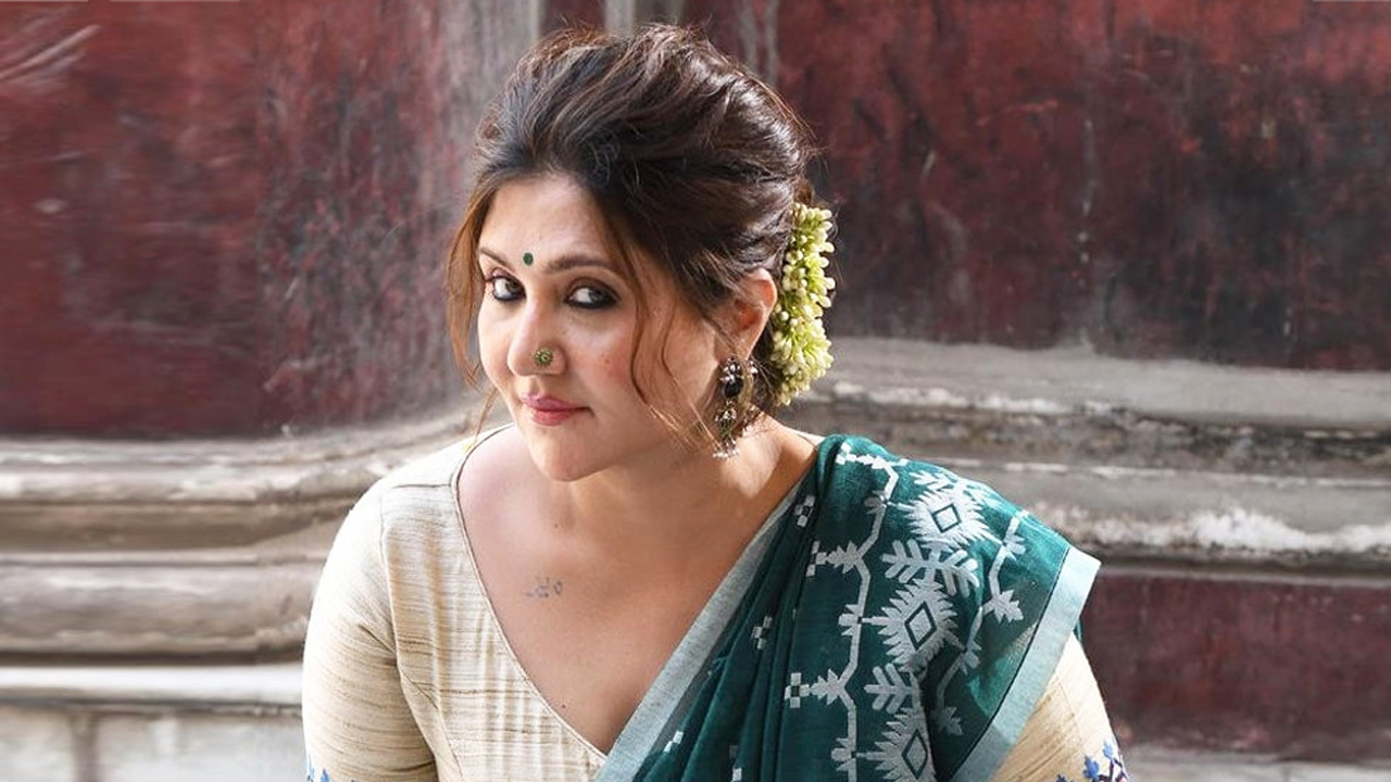 আমি বুড়িমা নই সংবাদমাধ্যমের শিরোনাম নিয়ে খেপলেন অভিনেত্রী স্বস্তিকা