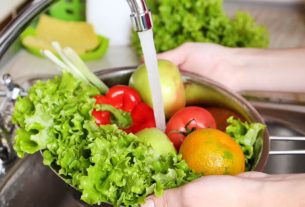 ফল ও সবজি সঠিকভাবে ধোয়ার নিয়ম: ভুল অভ্যাসে ক্ষতি হতে পারে