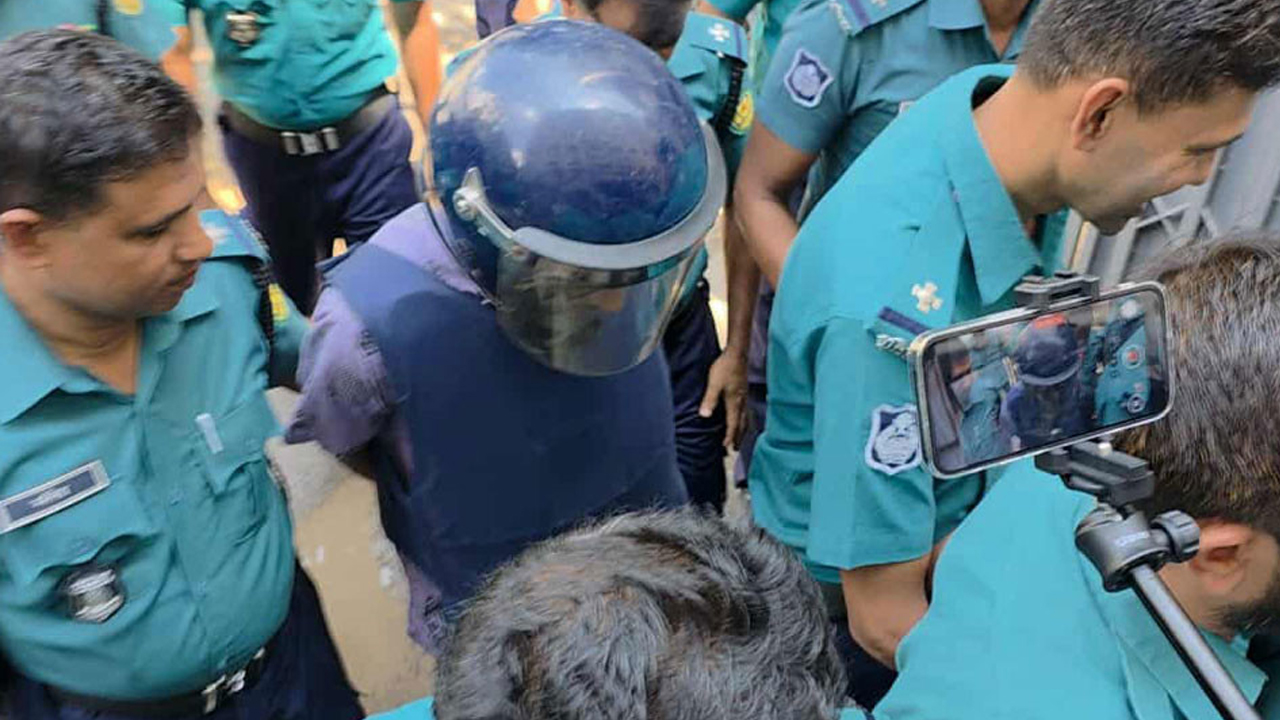 সাবেক সিনিয়র সচিব এন এম জিয়াউল আলম গ্রে'প্তা'র