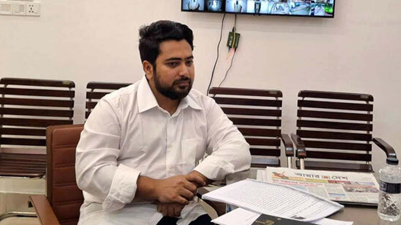 হাসিনাসহ তিনজনের বিরুদ্ধে সাক্ষ্য দিতে ট্রাইব্যুনালে নাহিদ ইসলাম