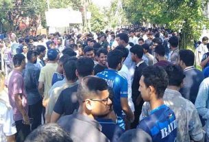 বাকৃবি হল ত্যাগ নির্দেশের বিরুদ্ধে শিক্ষার্থীদের বিক্ষোভ