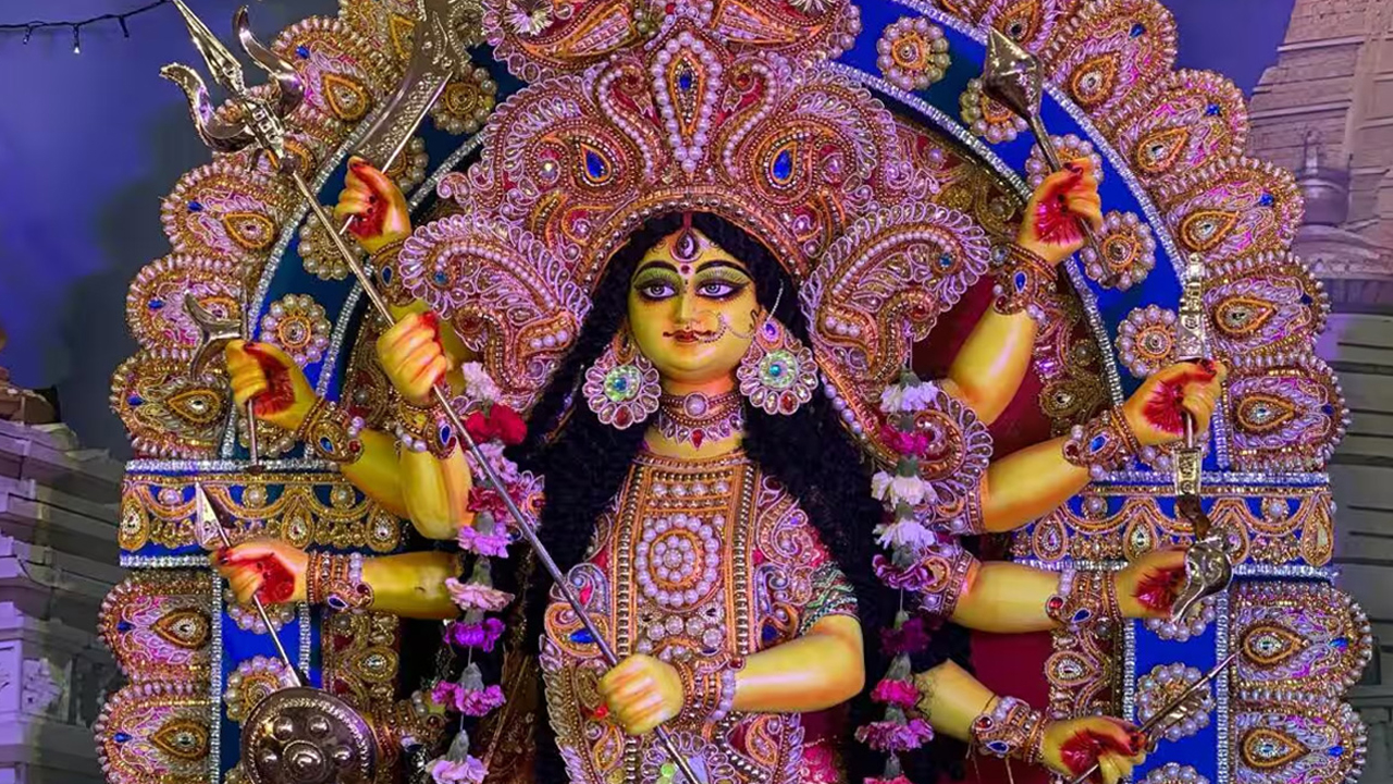 মহাসপ্তমীতে দেবী দুর্গার জাগরণ: ঢাকেসহ সারাদেশে উৎসবমুখর দুর্গাপূজা শুরু