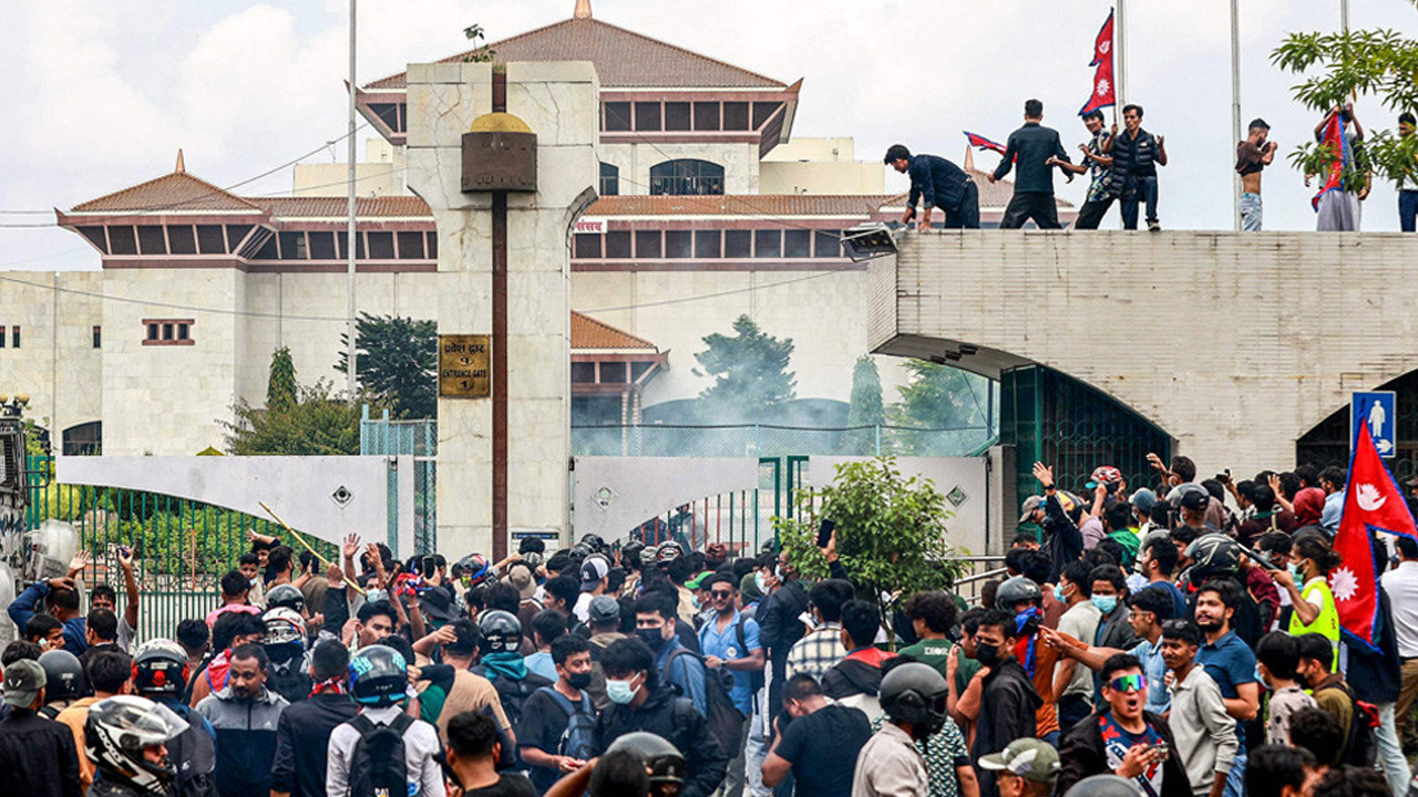 সামাজিক যোগাযোগমাধ্যম নিষেধাজ্ঞা ও দুর্নীতির বিরুদ্ধে নেপালি তরুণদের আন্দোলন