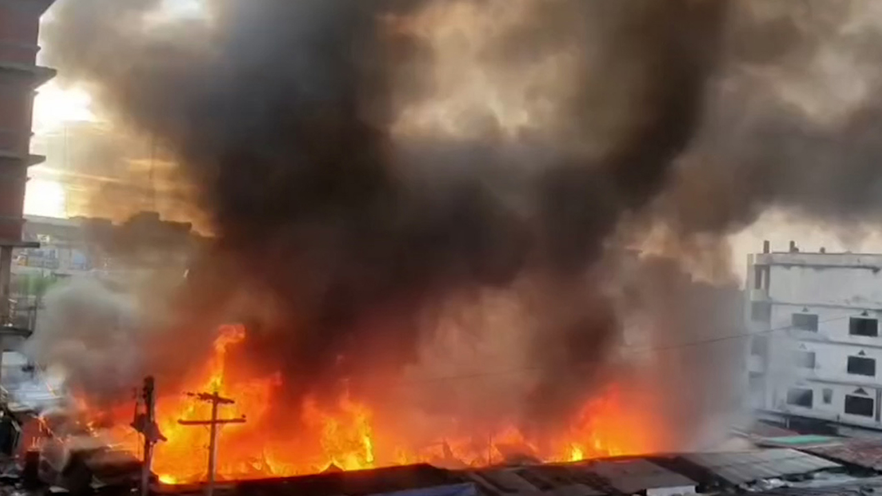 গাজীপুর চান্দনা চৌরাস্তা কাঁচাবাজারে ভ'য়া'ব'হ আ'গু'ন