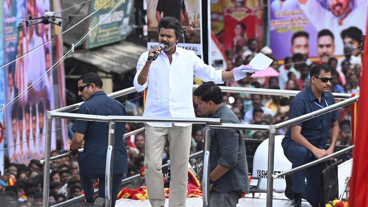 তামিলনাড়ুতে থালাপতি বিজয়ের জনসভায় পদদলিত হয়ে নি'হ'ত ৩৯