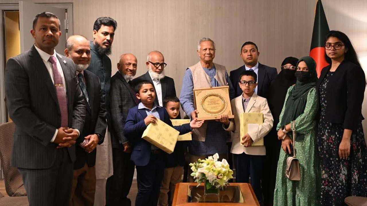 নিউইয়র্কে নি'হ'ত পুলিশ কর্মকর্তা দিদারুল ইসলামের পরিবারের সঙ্গে সাক্ষাৎ ড. ইউনূসের