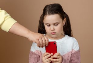 অস্ট্রেলিয়া ১৬ বছরের কম বয়সী শিশুদের জন্য সামাজিক যোগাযোগ মাধ্যমে প্রবেশ নিষিদ্ধ করার সিদ্ধান্ত নিল