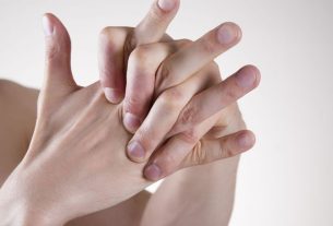 হাত অবশ বা ঝিনঝিন ভাব কমাতে ফিজিওথেরাপিস্টের সহজ এক মিনিটের ব্যায়াম