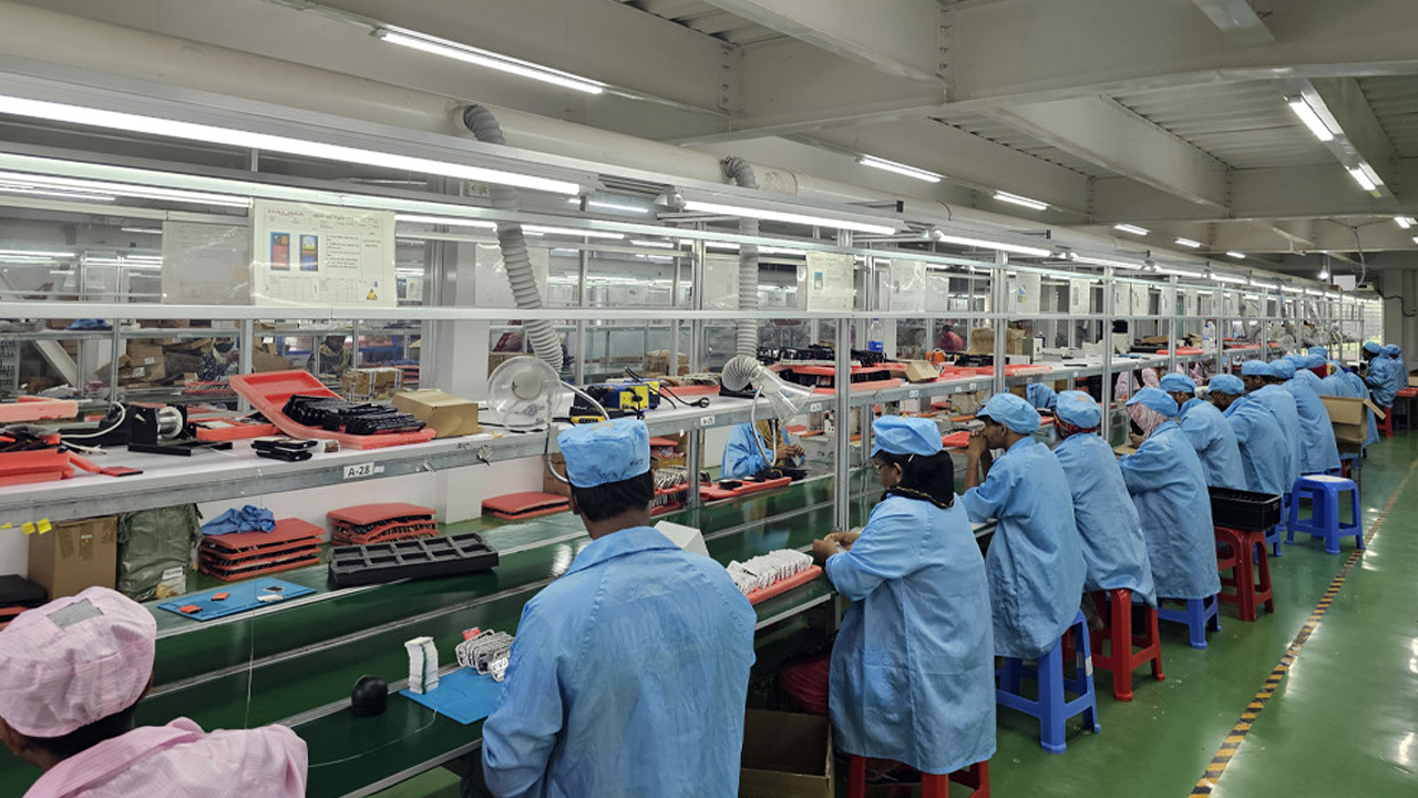 কুমিল্লার নারীদের হাতে বানানো মোবাইল যাচ্ছে বিদেশে