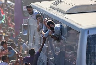 ইসরায়েল মুক্তি দেয় ১৭০০ ফিলিস্তিনি বন্দি, হামাস ছাড়ে ২০ জন ইসরায়েলি জিম্মি