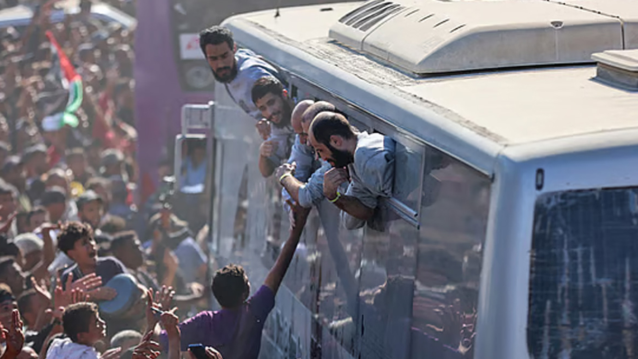 ইসরায়েল মুক্তি দেয় ১৭০০ ফিলিস্তিনি বন্দি, হামাস ছাড়ে ২০ জন ইসরায়েলি জিম্মি