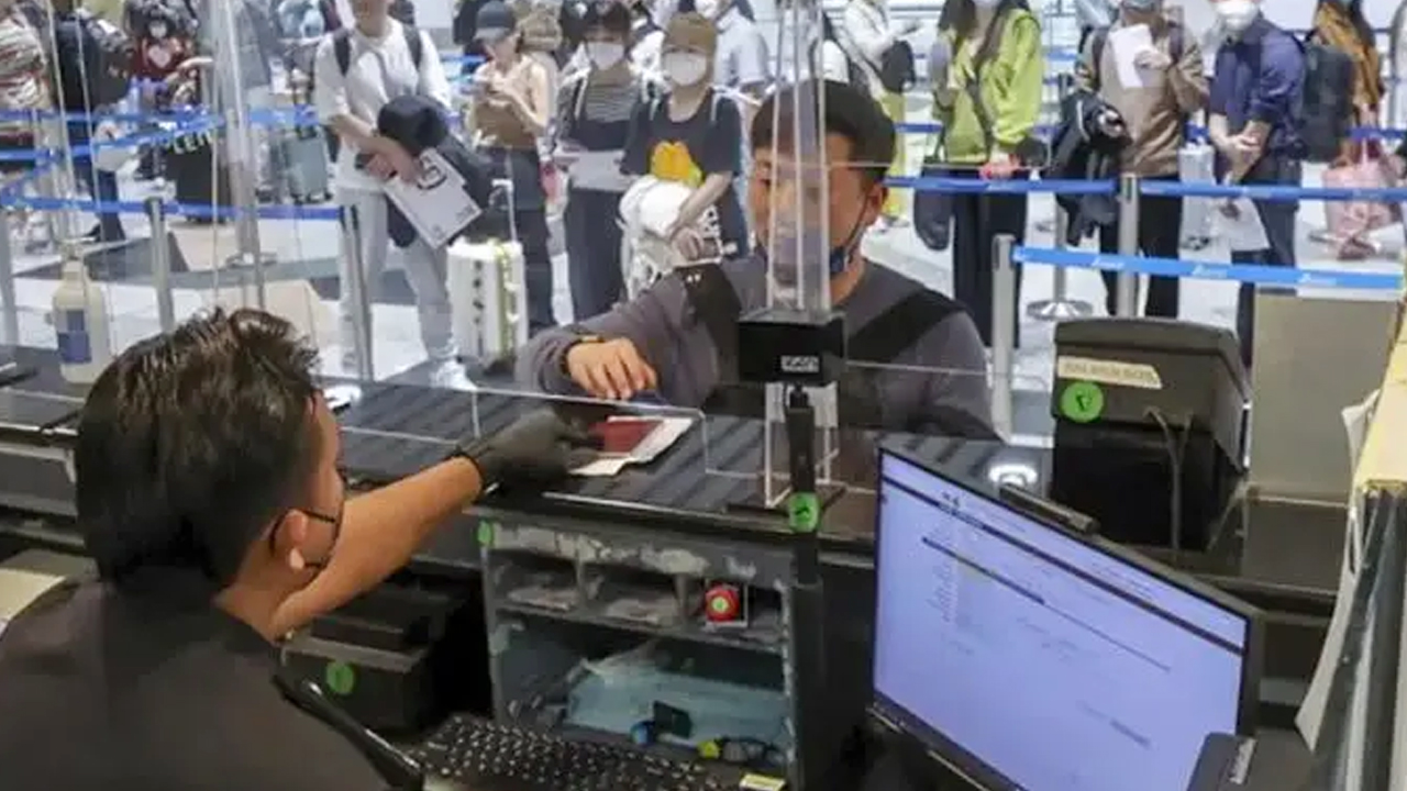 মালয়েশিয়ায় বিদেশি বিনিয়োগকারীদের ট্রাভেল পাসের মেয়াদ বেড়ে ১২ মাস