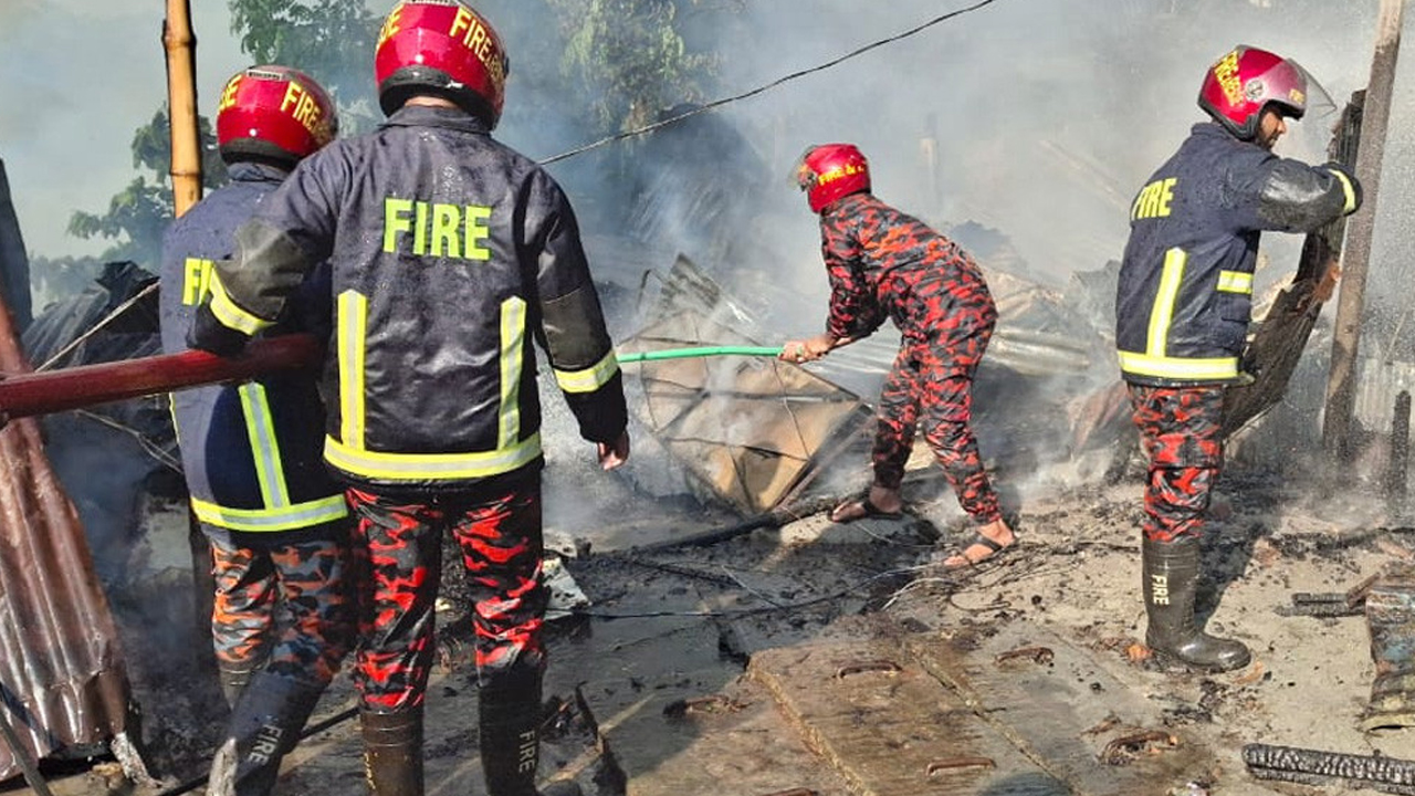 চাঁদপুরে অগ্নিকাণ্ডে ৭ ব্যবসা প্রতিষ্ঠান পুড়ে ছাই, অর্ধকোটি টাকার ক্ষতি