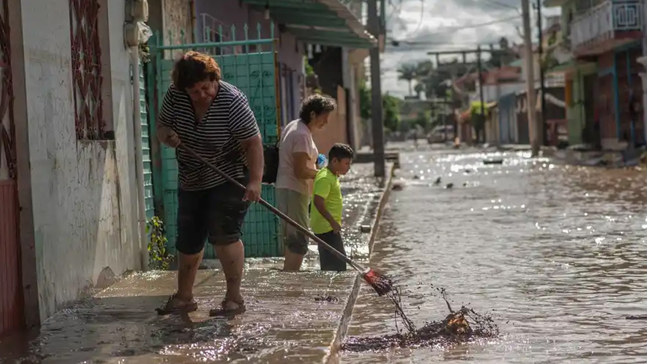মেক্সিকোর দক্ষিণাঞ্চলে ভয়াবহ বন্যা: মৃত ৬৪, নিখোঁজ অন্তত ৬৫