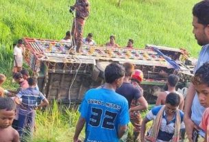 নওগাঁর ধামইরহাটে গরুবোঝাই ট্রলির উল্টে যাওয়ায় দুই ব্যবসায়ী নি'হ'ত