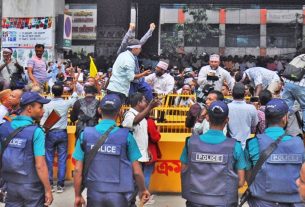 বেসরকারি এমপিও শিক্ষক সরালো পুলিশ, শহীদ মিনারে চলছে অবস্থান