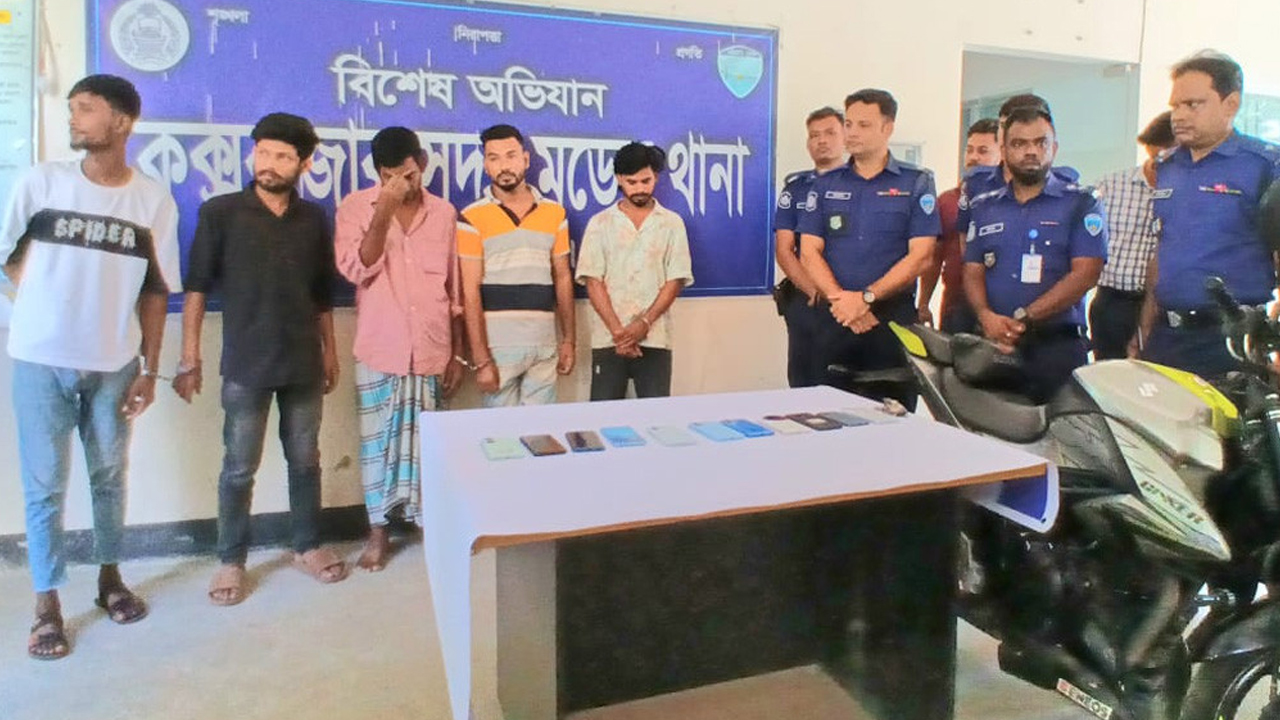 কক্সবাজারে পর্যটককে ছু'রি'কা'ঘা'ত করে ছি'ন'তা'ই: পাঁচ ছিনতাইকারী গ্রে'প্তা'র