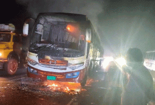 টাঙ্গাইলের চলন্ত বাসে আ'গু'ন, যাত্রীরা প্রাণে বেঁচে গেলেন