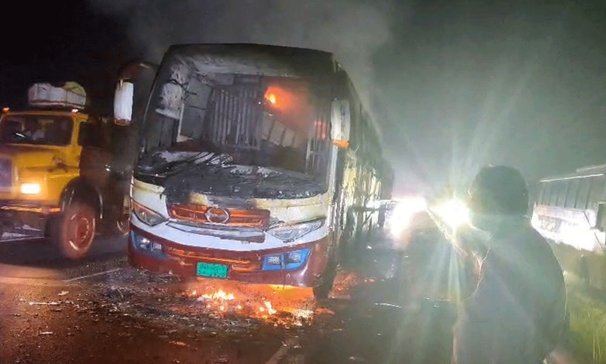 টাঙ্গাইলের চলন্ত বাসে আ'গু'ন, যাত্রীরা প্রাণে বেঁচে গেলেন