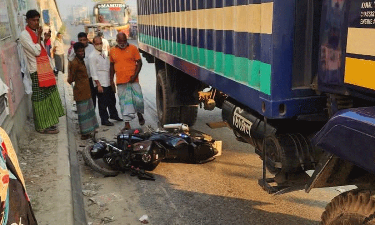 নারায়ণগঞ্জে কাভার্ড ভ্যানের ধাক্কায় মোটরসাইকেল আরোহী নারী গুরুতর আ'হ'ত, পা বিচ্ছিন্ন