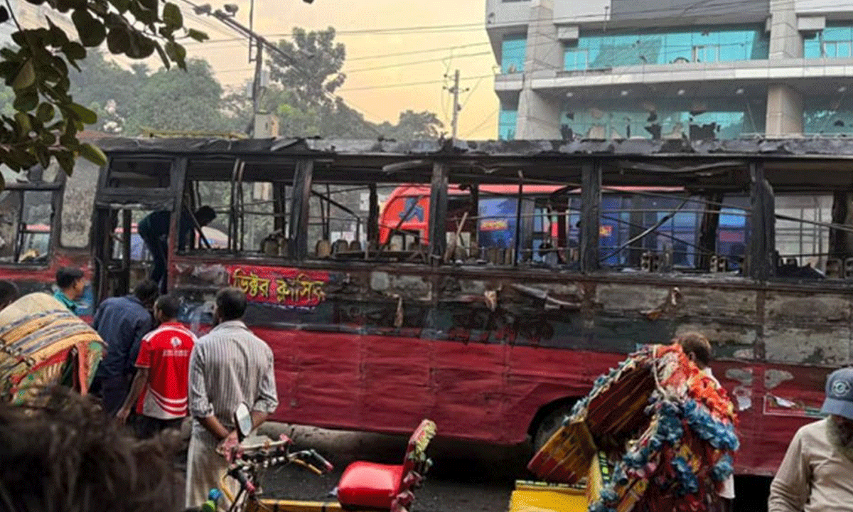 রাজধানীতে দুই বাসে অগ্নিসংযোগ, বাড্ডা ও গুলশানে আতঙ্ক