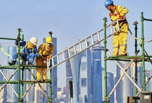 প্রবাসীদের টিকটক–ফেসবুক আসক্তি: মূল কাজে মনোযোগ হারাচ্ছে, বাড়ছে ঝুঁকি