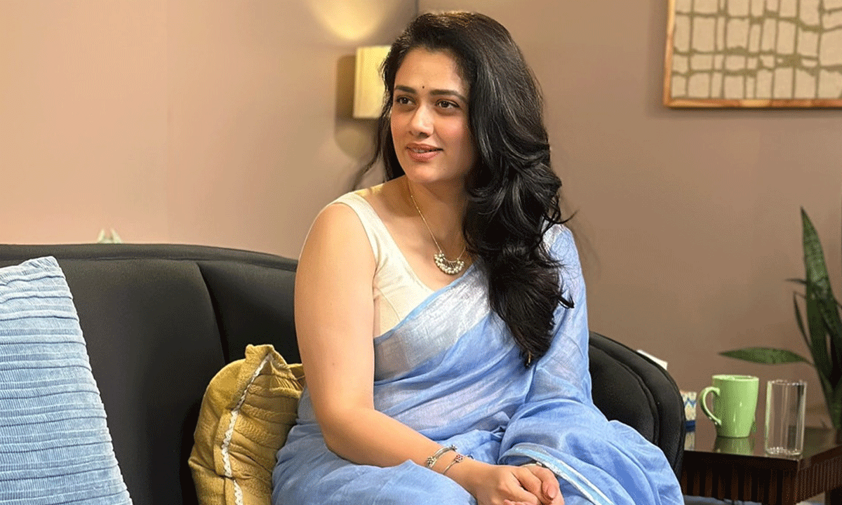 গিরিজা ওক: ভাইরাল নীল শাড়ি ছবি, অনলাইনে হয়রানি ও এআই বিতর্কের মুখোমুখি অভিনেত্রী