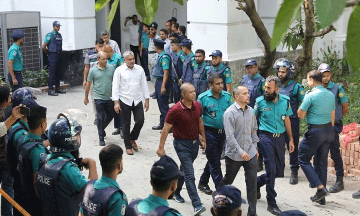 গু'ম ও নির্যাতন মা'ম'লা'য় অভিযুক্ত ১৩ সেনা কর্মকর্তাকে আন্তর্জাতিক অপরাধ ট্রাইব্যুনাল-১ এ হাজির