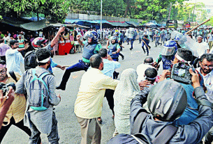 পুলিশি হা'ম'লা'র প্রতিবাদে আজ থেকে শিক্ষকদের কর্মবিরতি