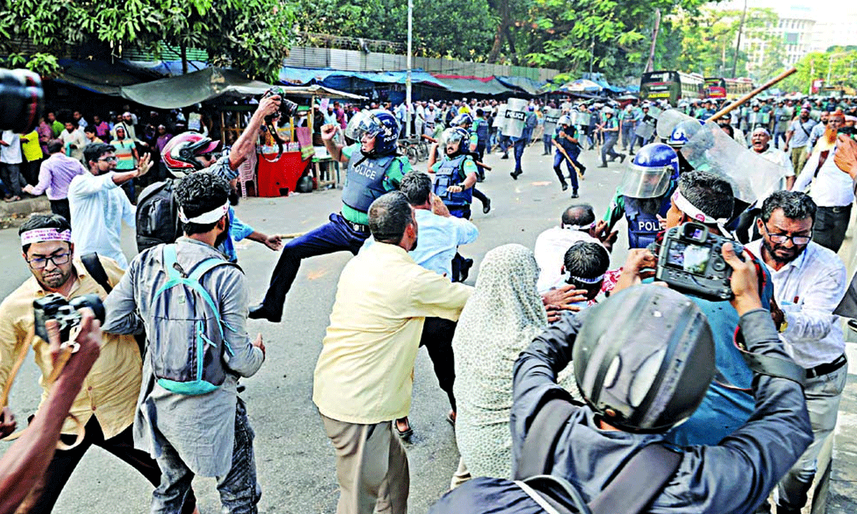 পুলিশি হা'ম'লা'র প্রতিবাদে আজ থেকে শিক্ষকদের কর্মবিরতি