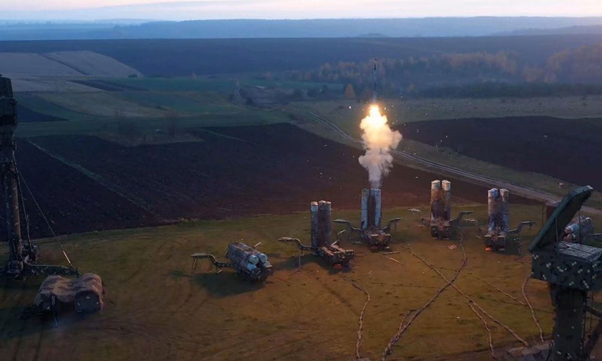 ইউক্রেনীয় সেনাদের অবস্থান লক্ষ্য করে ব্যাপক ড্রোন-মি'সা'ই'ল হা'ম'লা রাশিয়ার