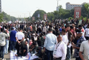 আগারগাঁও মেট্রো স্টেশনের নিচে মোবাইল ব্যবসায়ীদের সড়ক অবরোধ, যান চলাচল বন্ধ