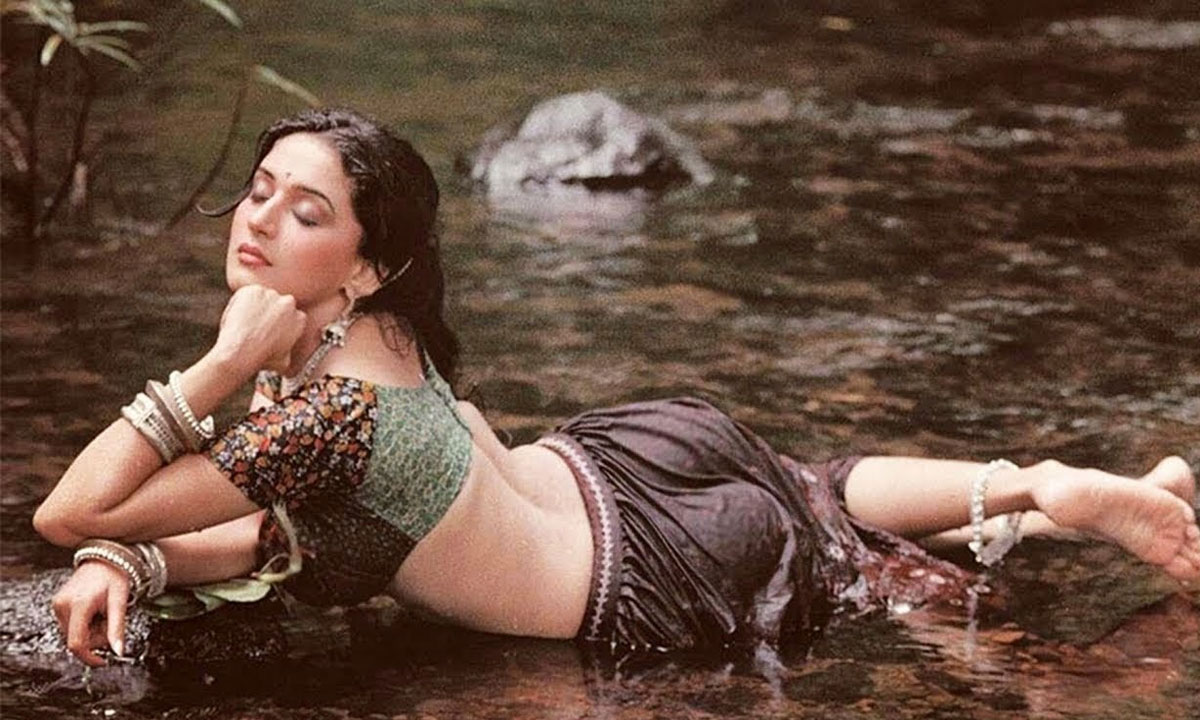 সেই দৃশ্যটি করার পর ভীষণ লজ্জা পেয়েছিলাম: মাধুরী