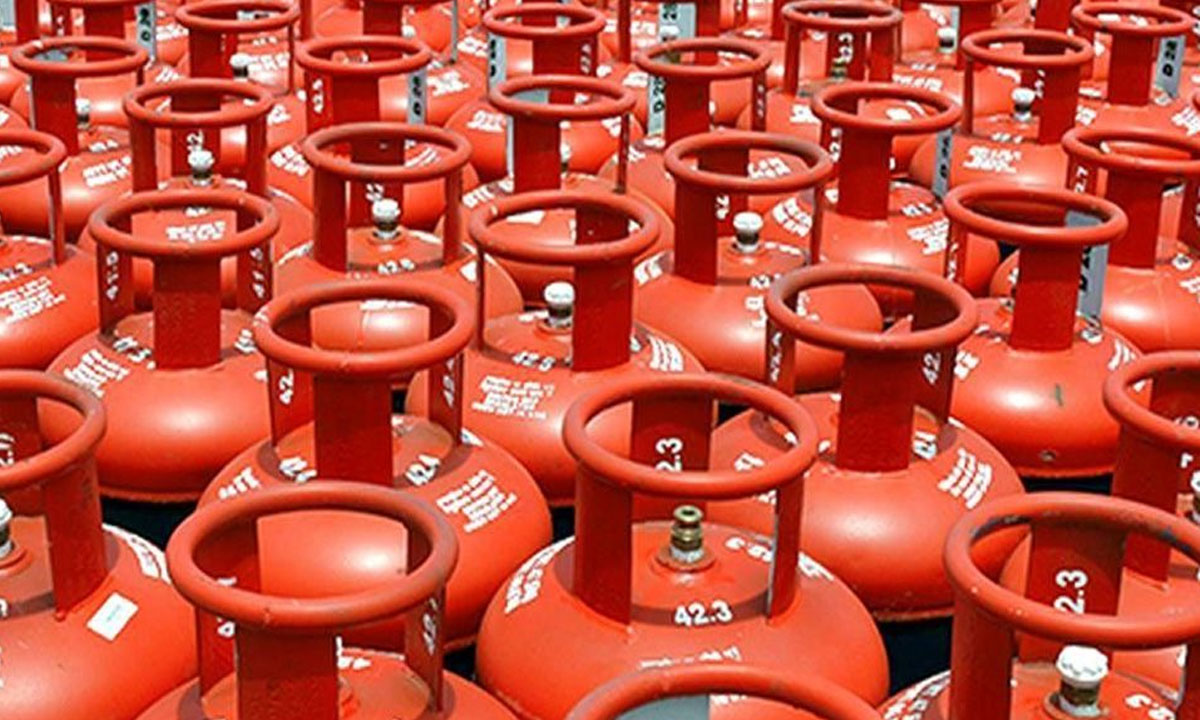 সরকারি দাম ১৩শ', বাজারে সিলিন্ডার দুই হাজারেরও বেশি