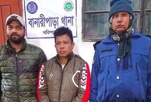 বানারীপাড়ায় অ'স্ত্র'স'হ আওয়ামী লীগ নেতা গ্রে'প্তা'র